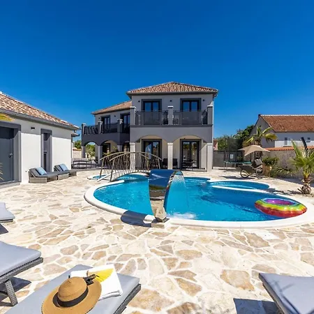 Villa Rustic Luxury Dalma & Dalmata